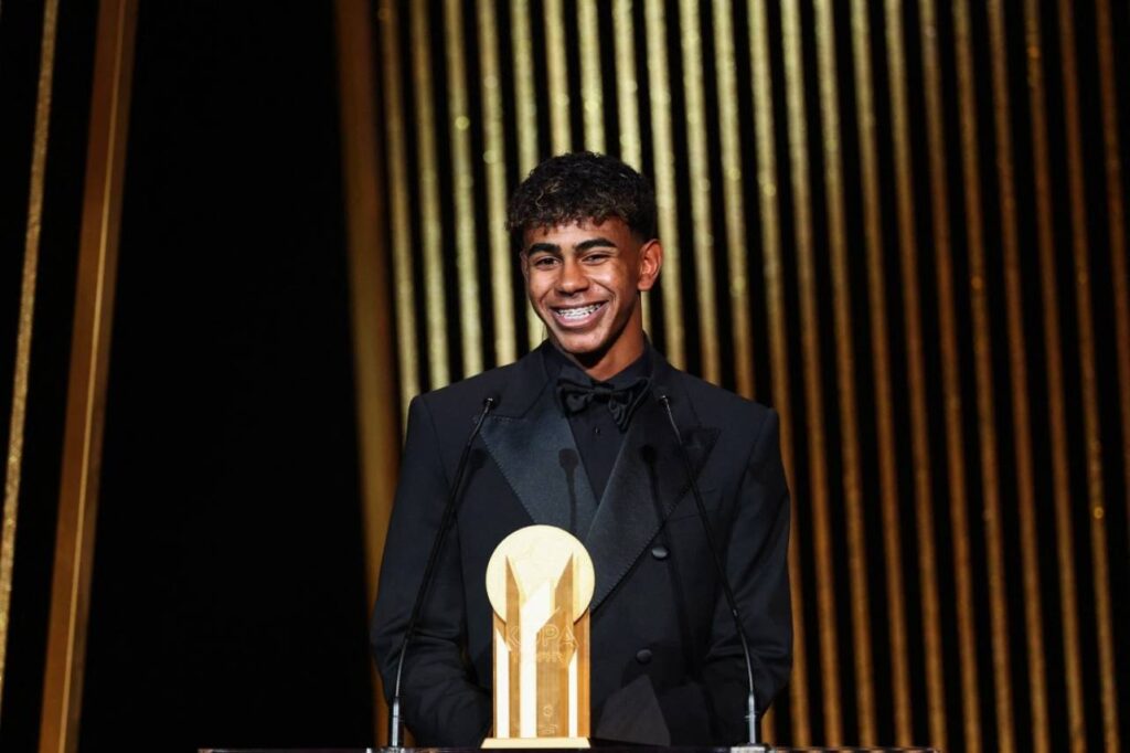 Lamine Yamal recebendo o troféu Kopa. Foto: Franck Fife/AFP