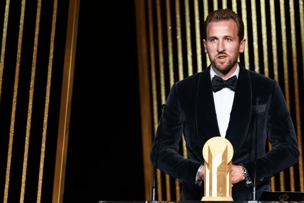 Harry Kane recebe prêmio de artilheiro da temporada no Bola de Ouro