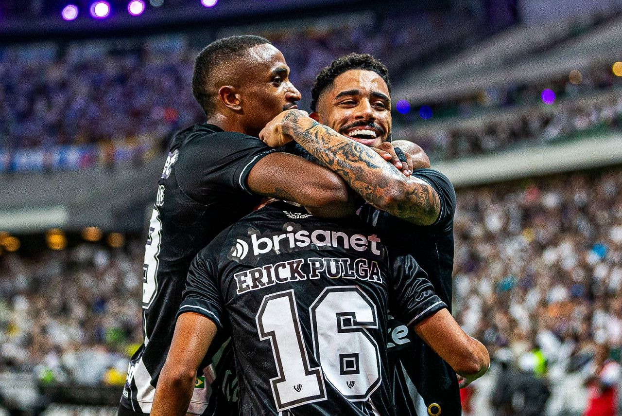 Erick Pulga comemora com jogadores do Ceará importante vitória na Série B