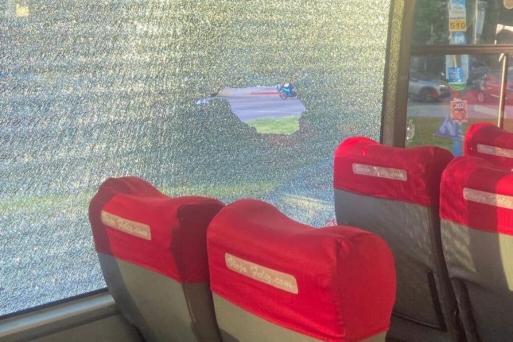 Ônibus da torcida do Botafogo foi atingido por pedras (Foto: Reprodução)