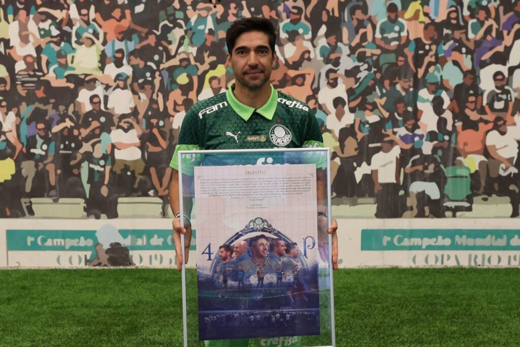 Abel Ferreira recebeu uma placar para celebrar os 4 anos de Palmeiras. Foto: Cesar Greco/Palmeiras