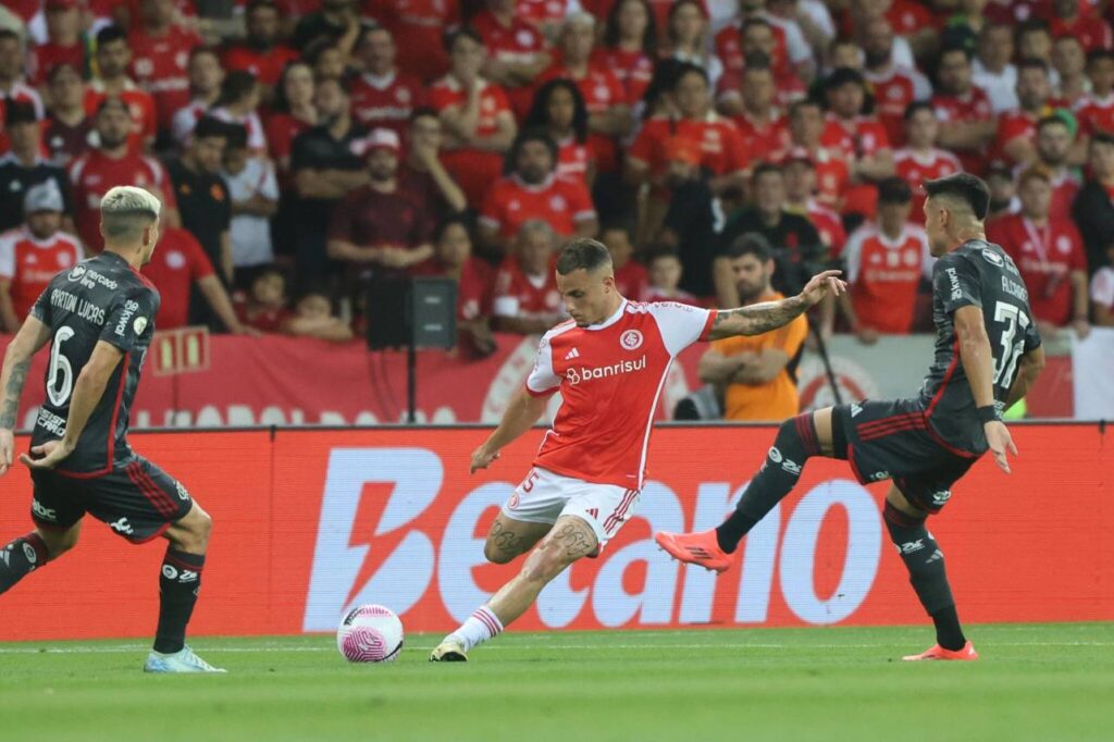 Os cariocas saíram na frente, mas os gaúchos buscaram o empate na reta final. Foto: Flickr/Internacional