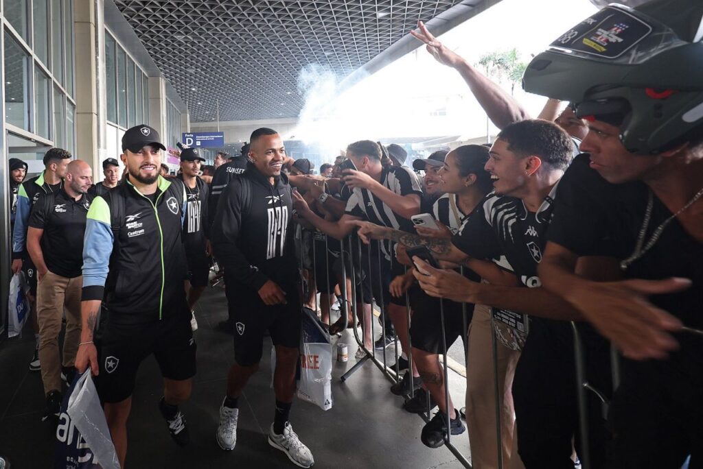 Torcida do Botafogo recebe jogadores com festa no aeroporto após vaga na final da Libertadores