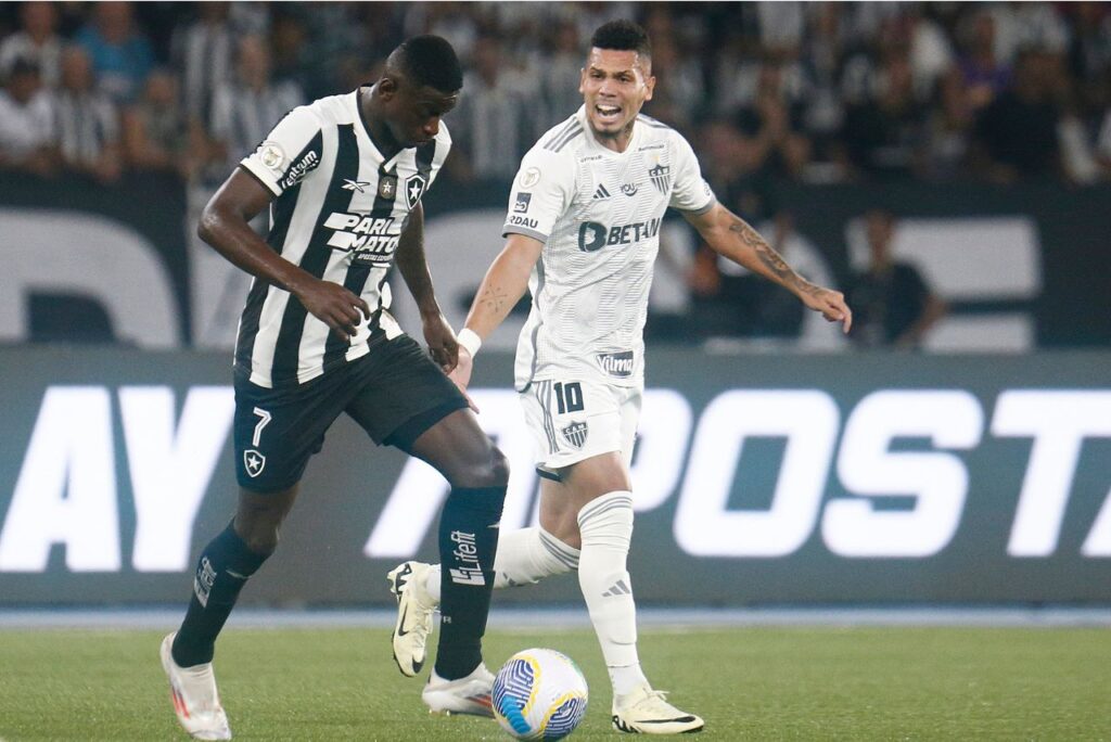 Luiz Henrique, do Botafogo, e Paulinho, do Atlético-MG