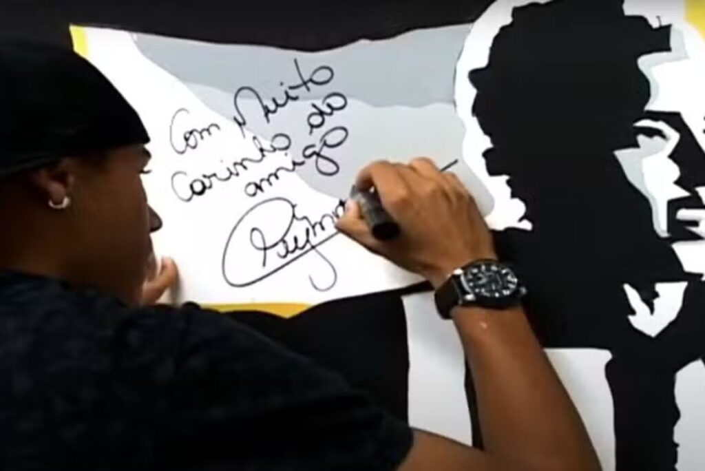 Neymar autografando mural no CT do Santos (Foto: Reprodução)