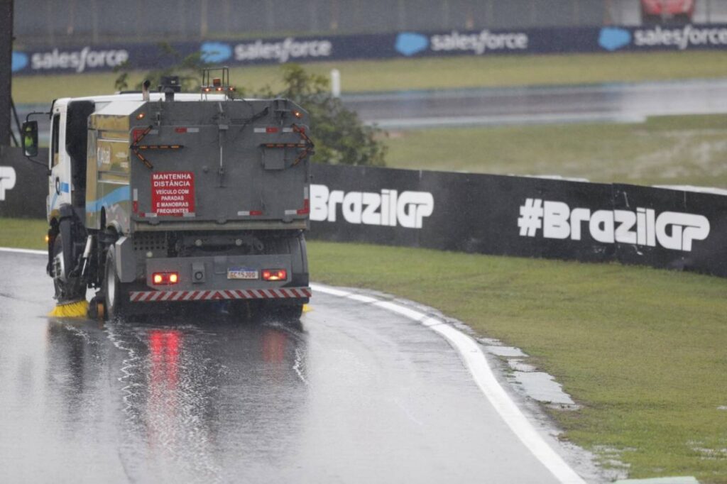 Chuvas adiaram a classificação do GP do Brasil de F1. Foto: MIGUEL SCHINCARIOL/AFP