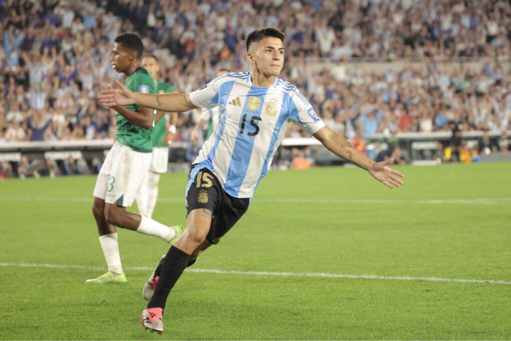 Thiago Almada, do Botafogo, em campo pela Argentina