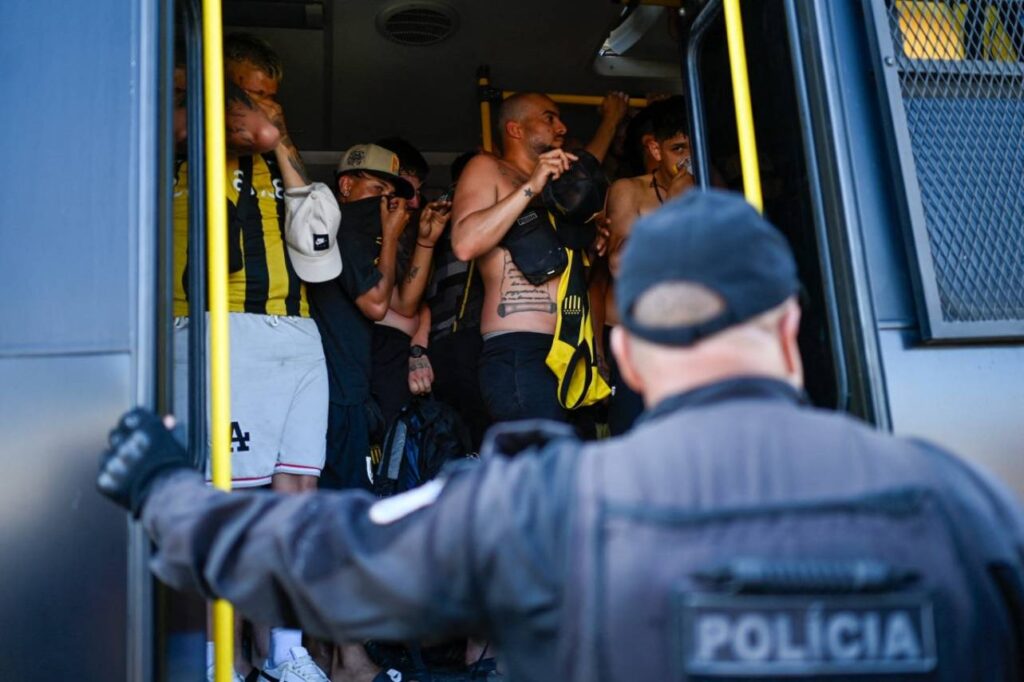 10 torcedores do Peñarol foram soltos pela Justiça do Rio de Janeiro. Foto: Mauro Pimentel/AFP