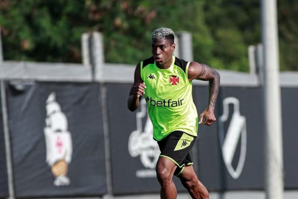 Atacante do Vasco perde treino por briga com a esposa e é cortado do jogo contra o Botafogo