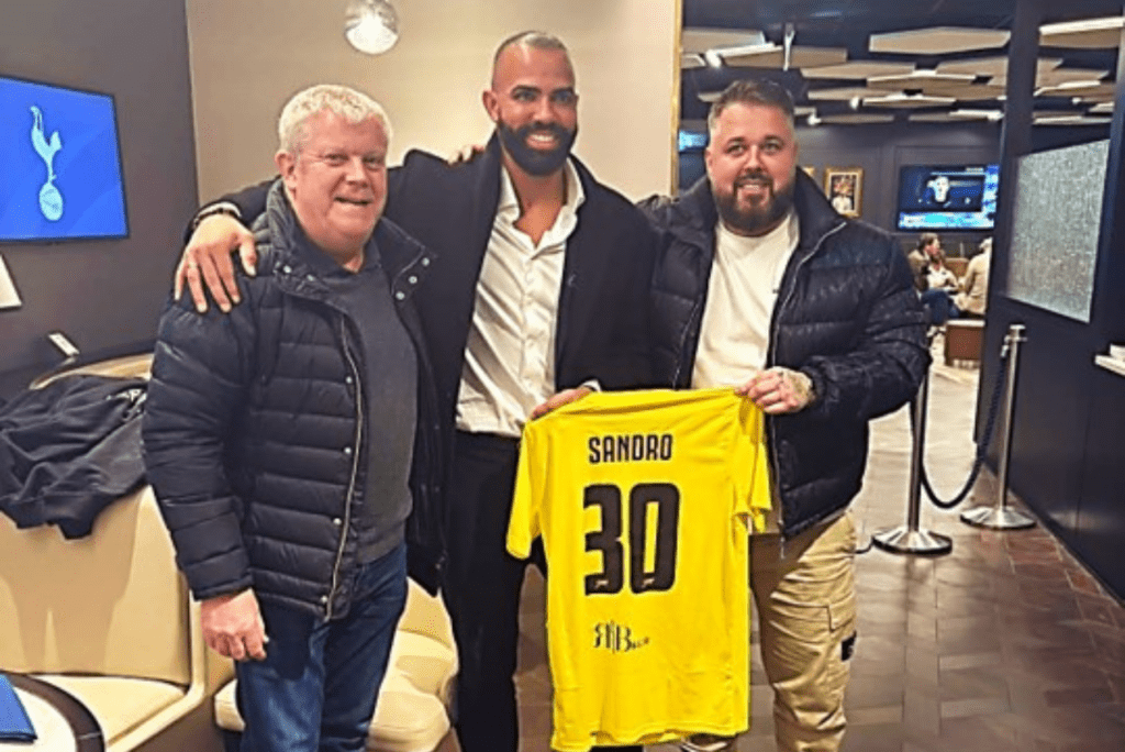 Sandro, ex-Internacional e Tottenham, assina com time da Sétima Divisão Inglesa