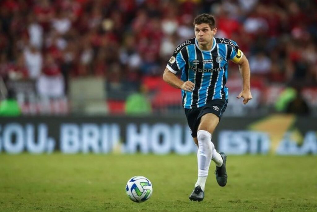 Kannemann em campo pelo Grêmio