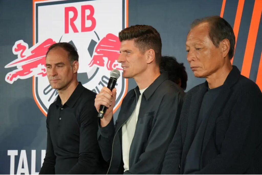 Representantes da Red Bull e do Omiya Ardija (Foto: Reprodução)