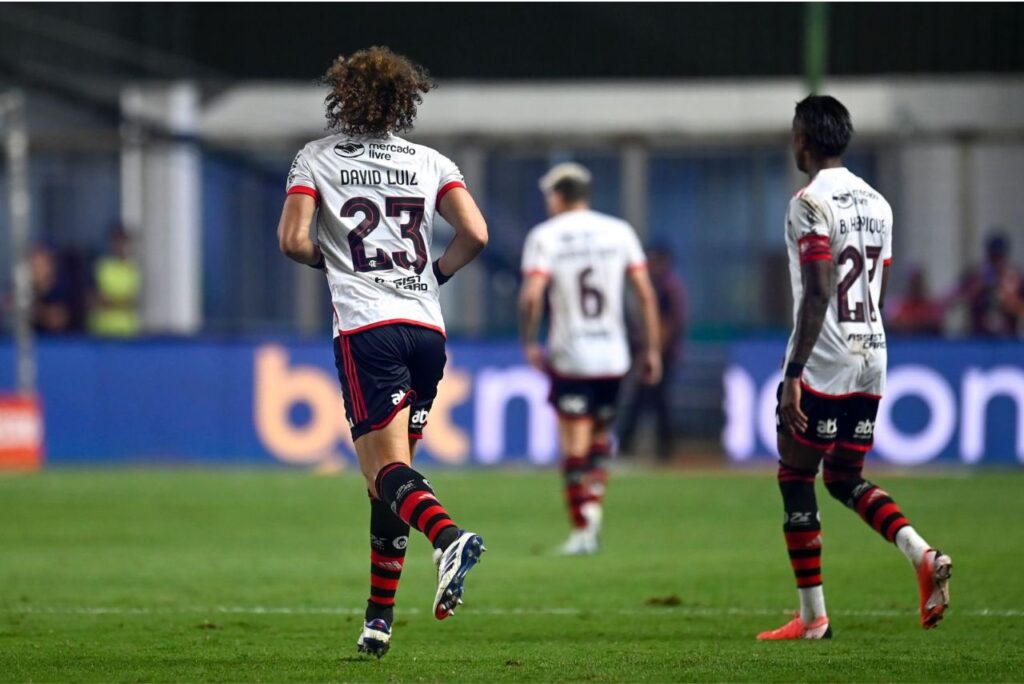 Filipe Luís exalta gol de falta de David Luiz: "Não treinamos, é uma genialidade dele"