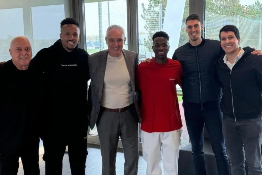 Tite registrou visita ao lado de Éder Militão e Vini Jr (Foto: Reprodução)