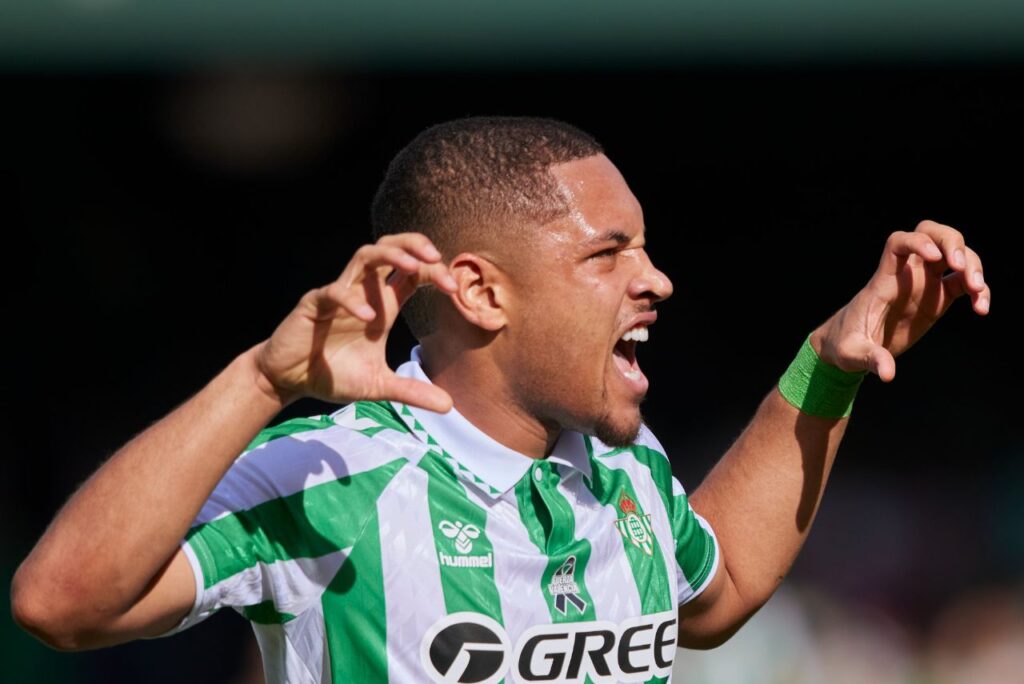 Vitor Roque comemora gol pelo Betis