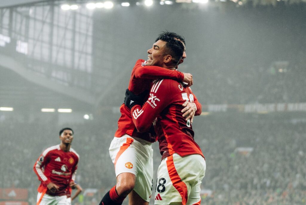 Jogadores do Manchester United comemoram gol