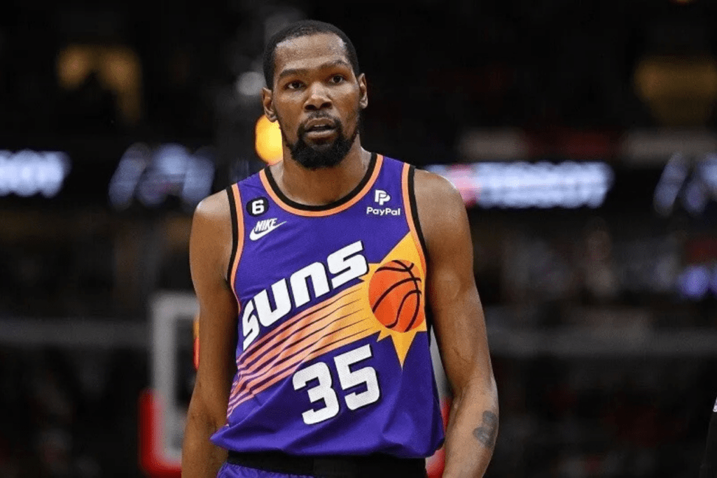 Kevin Durant sofre lesão na panturrilha e desfalcará Suns por pelo menos duas semanas