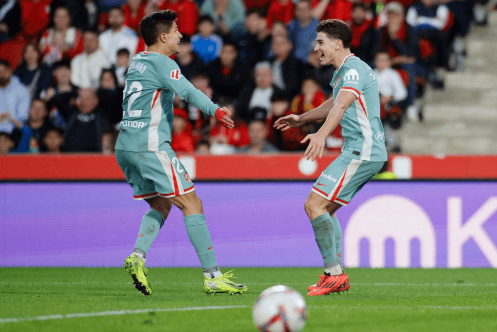 Julián Álvarez e Guiliano Simeone protagonizaram a jogada que deu a vitória pro Atlético de Madrid