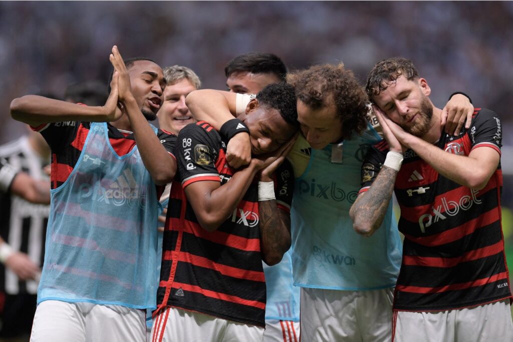 Jogadores do Flamengo comemoram gol do título