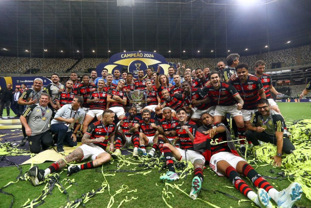 Jogadores do Flamengo com taça da Copa do Brasil