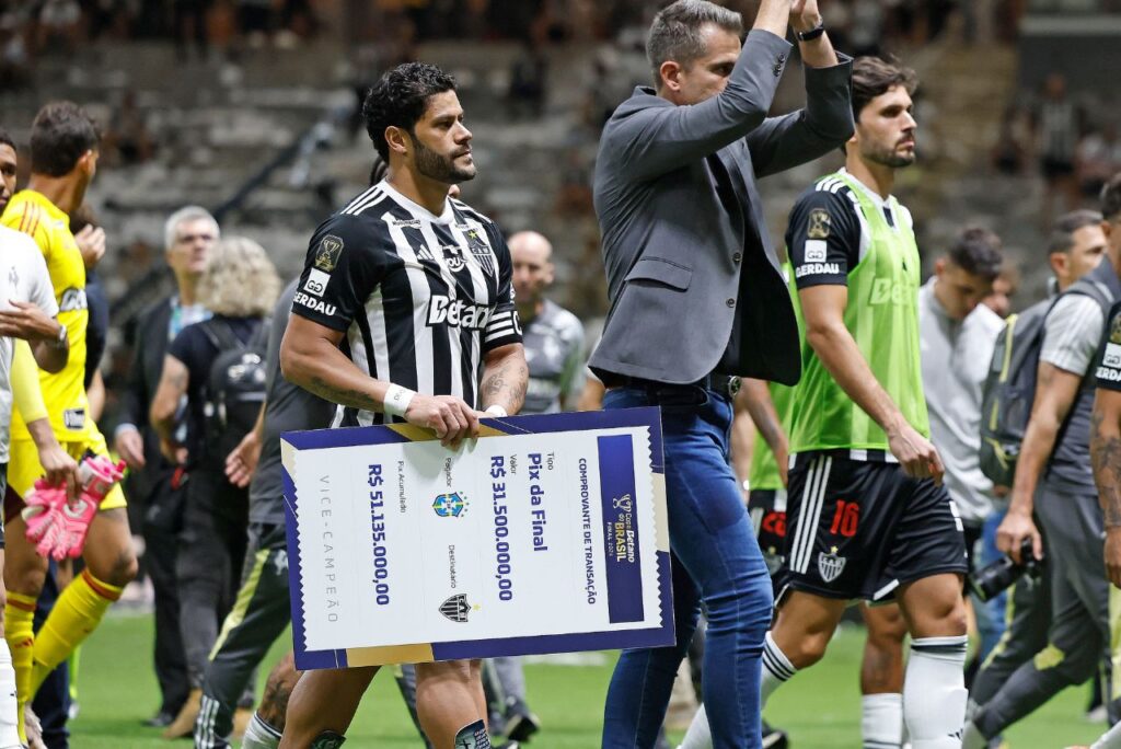 Hulk carregando "comprovante" da premiação do Atlético-MG (Foto: Rafael Ribeiro/CBF)