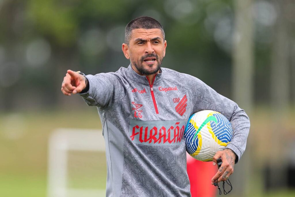 Lucho só tem duas vitórias na sua carreira como treinador. Foto: Reprodução/Facebook