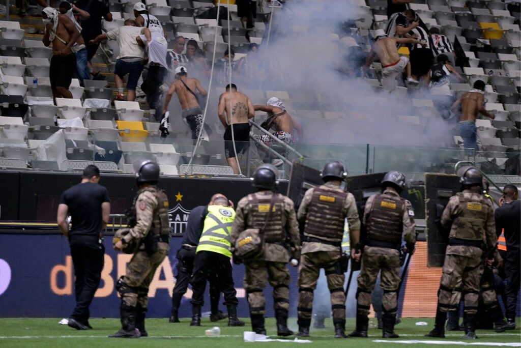 Confusão tomou conta da final da Copa do Brasil entre Atlético-MG e Flamengo (Foto: Douglas Magno/AFP)