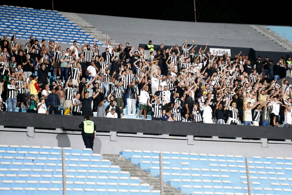 Torcida do Botafogo em Montevidéu