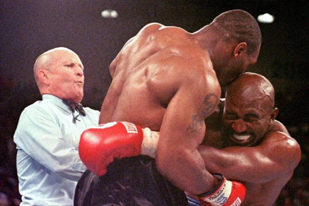 Relembre o dia que Tyson arrancou a orelha de Holyfield com uma mordida; assista