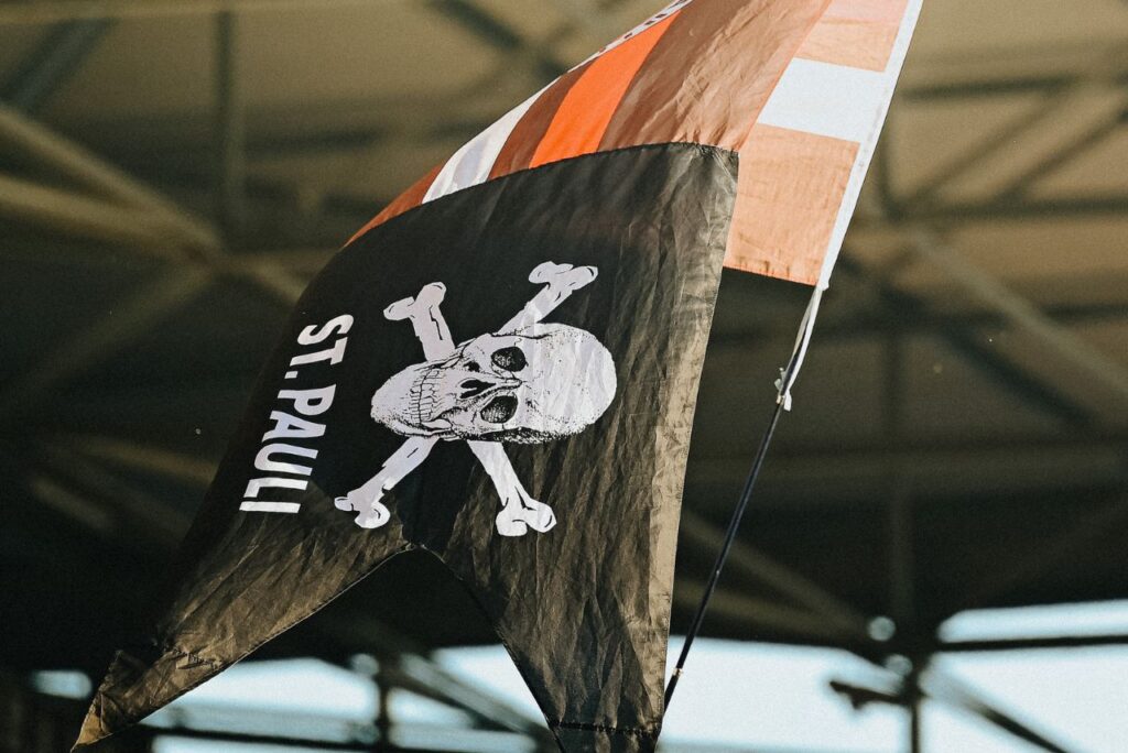 Bandeira do St. Pauli durante jogo da Bundesliga (Foto: Reprodução)