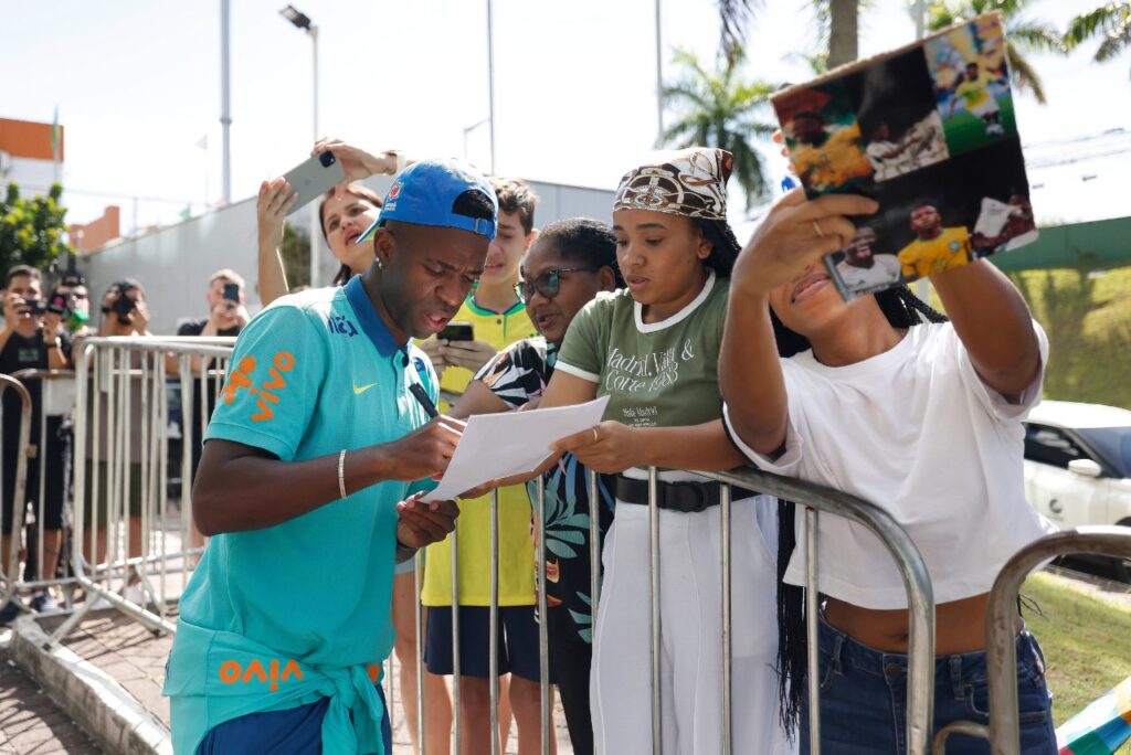 Seleção Brasileira chega a Salvador para duelo contra o Uruguai