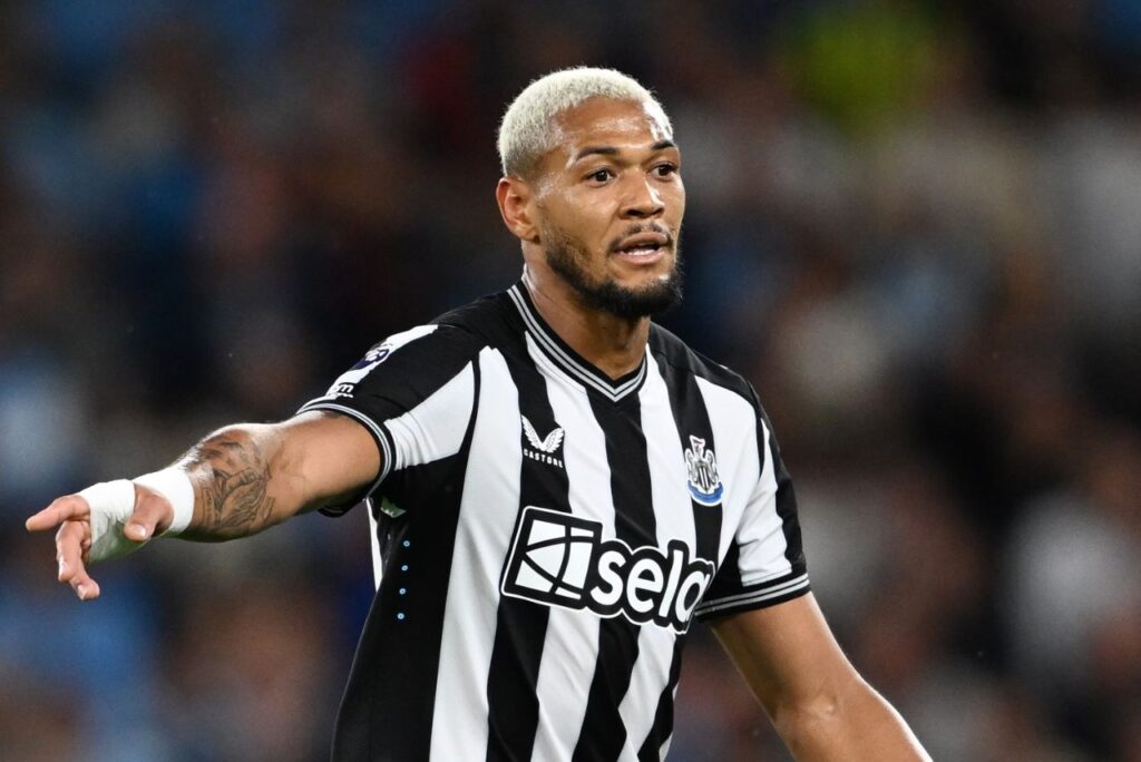 Joelinton em campo pelo Newcastle