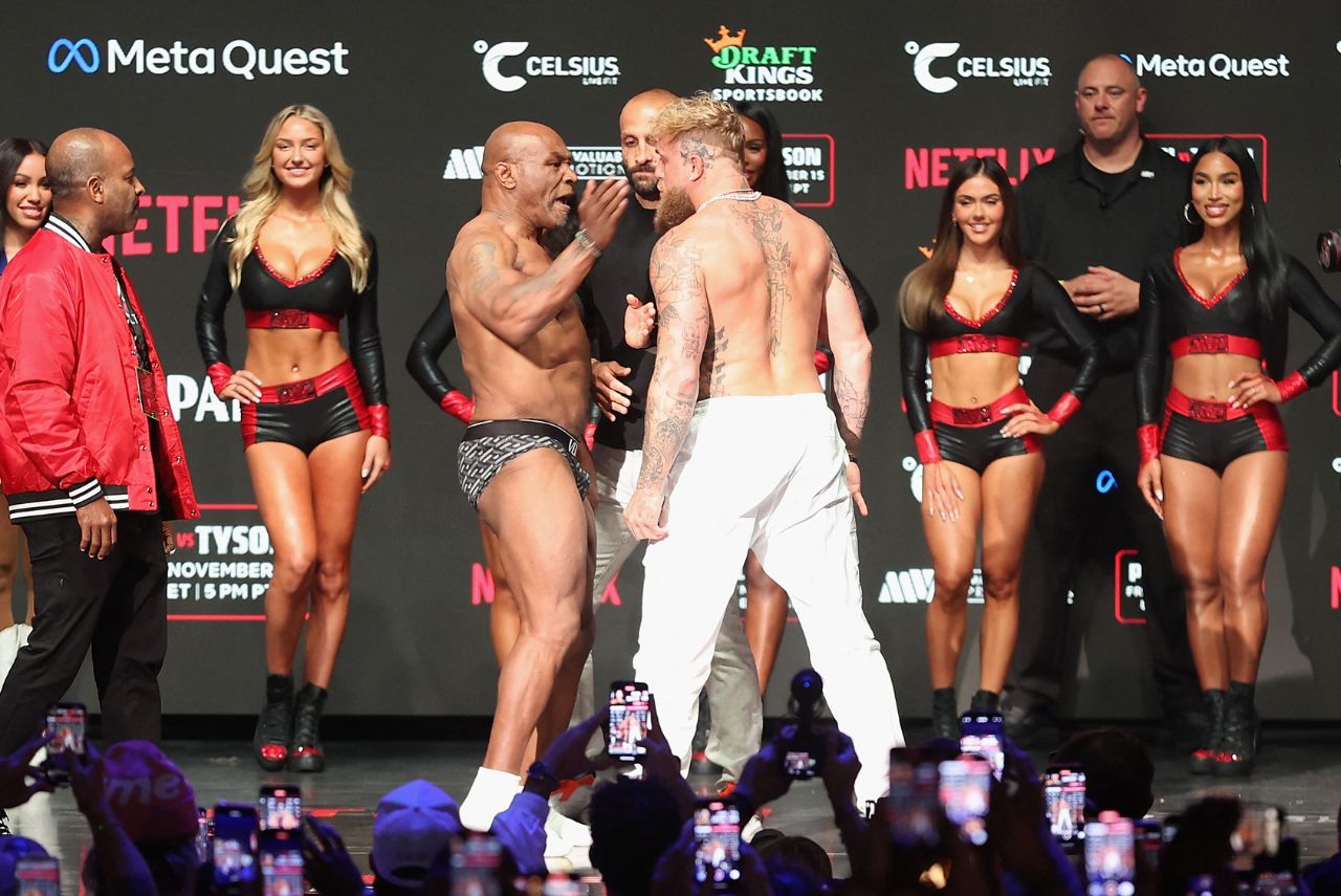 Mike Tyson deu tapa em Jake Paul durante a pesagem (Foto: Christian Petersen/Getty Images via AFP)