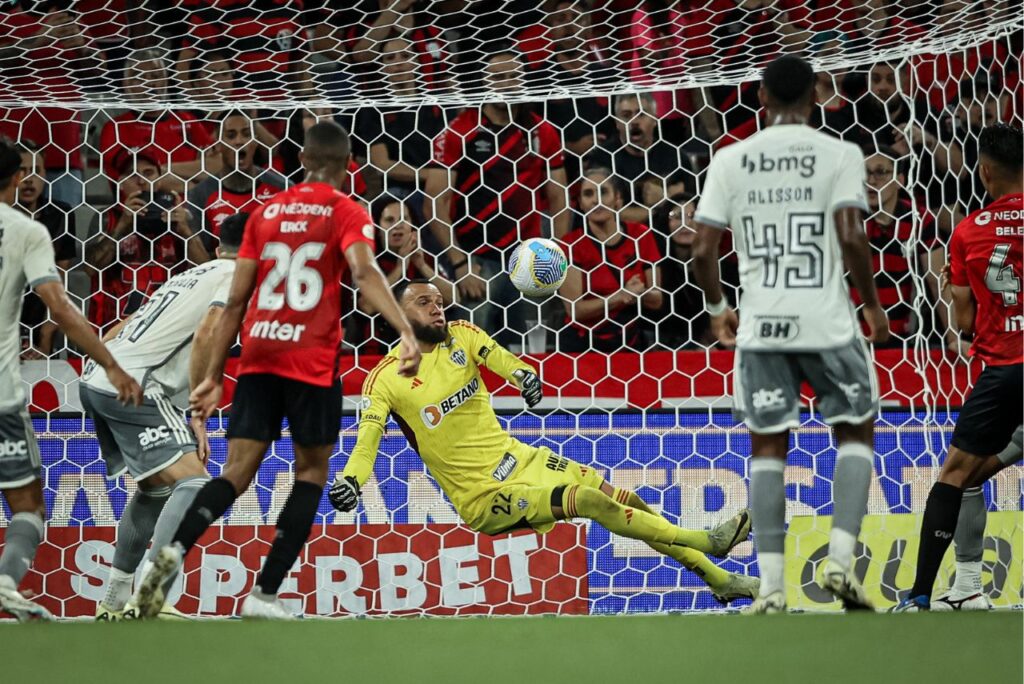 Athletico-PR vence o Atlético-MG e sai do Z4 do Brasileirão; veja os melhores momentos