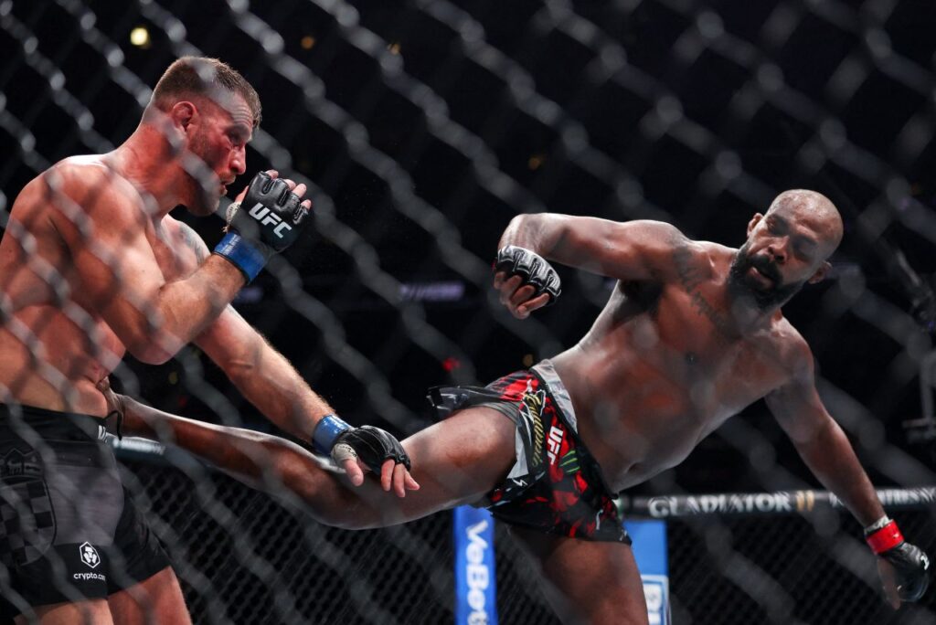 Jon Jones aplica chute em Miocic no UFC 309