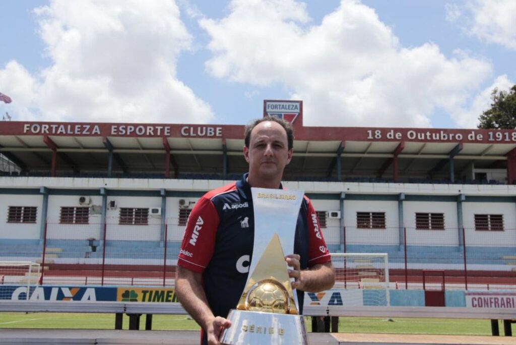 Rogério Ceni com taça da Série B