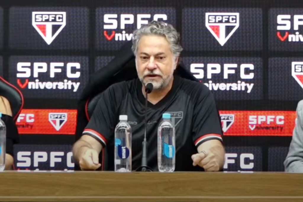 Julio Casares, presidente do São Paulo, em coletiva de imprensa (Foto: Reprodução)