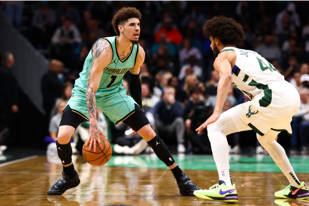 Árbitros da NBA reconhecem erro decisivo no jogo entre Hornets e Bucks; veja o lance