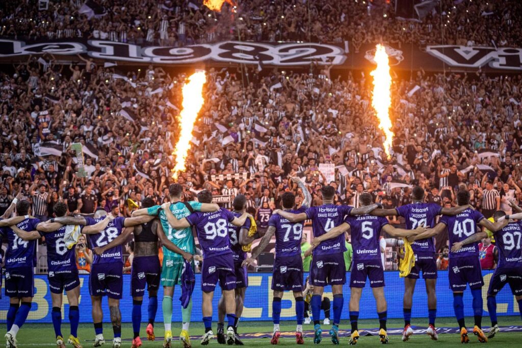 Jogadores do Ceará comemoram com torcida 