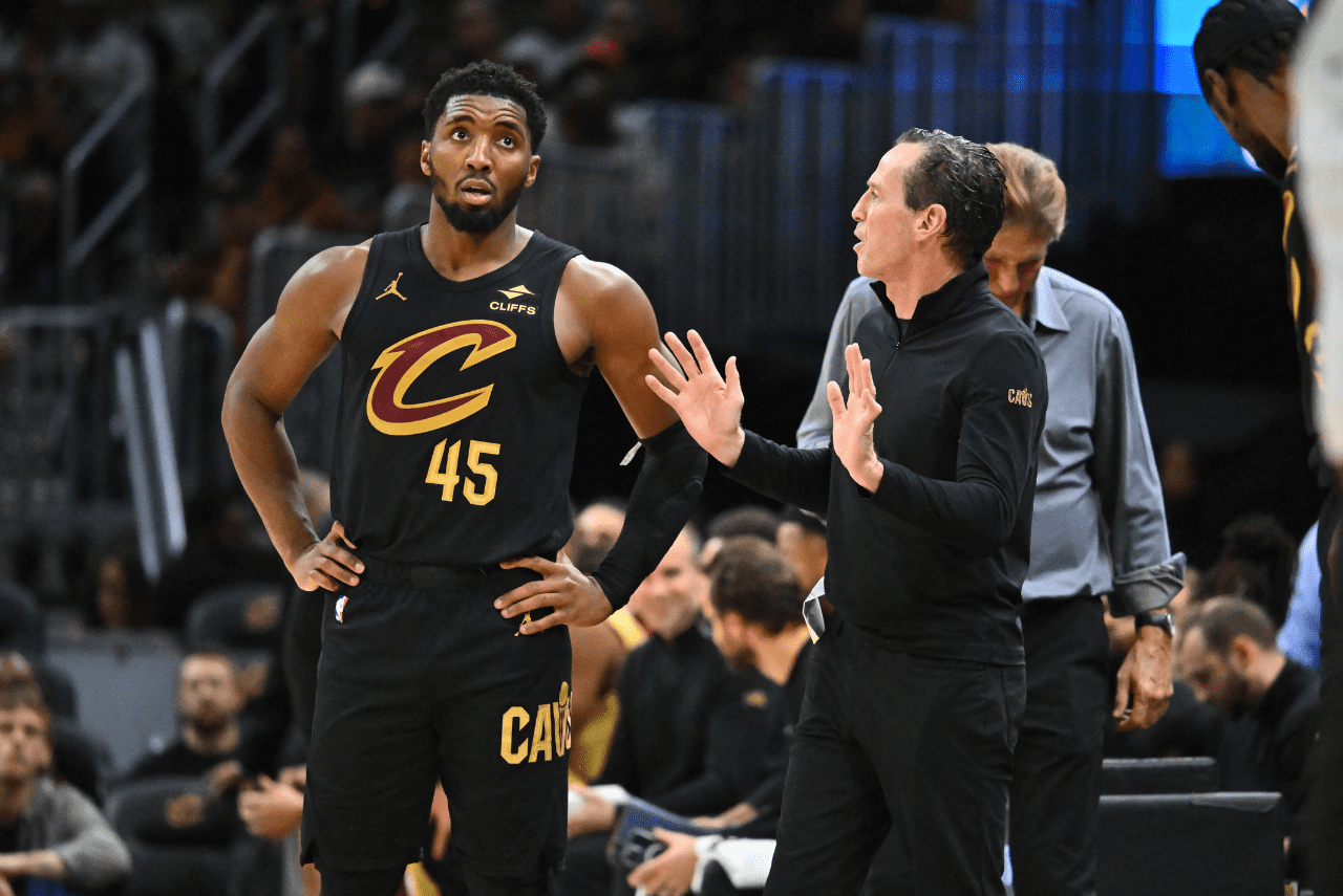 Copa NBA: Kenny Atkinson (esq) e Donovan Mitchell (dir.) são destaques do Cleveland Cavaliers na temporada