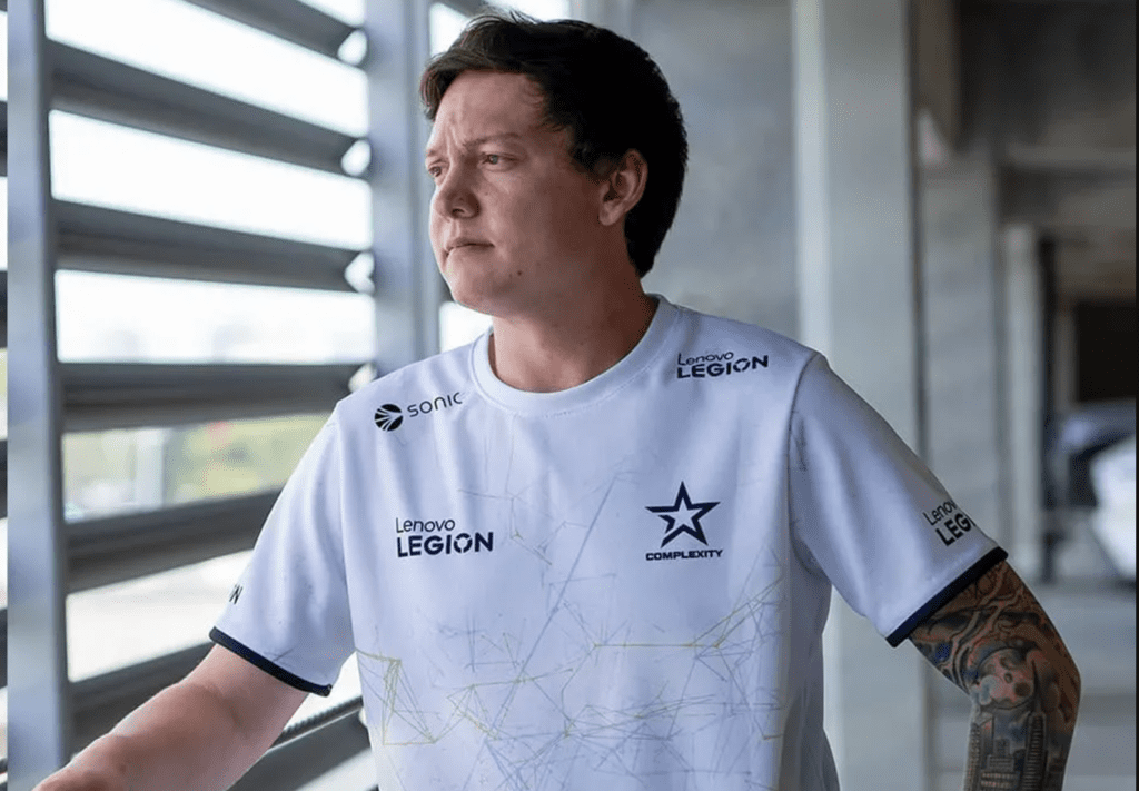 Complexity inicia venda de uniforme no Brasil