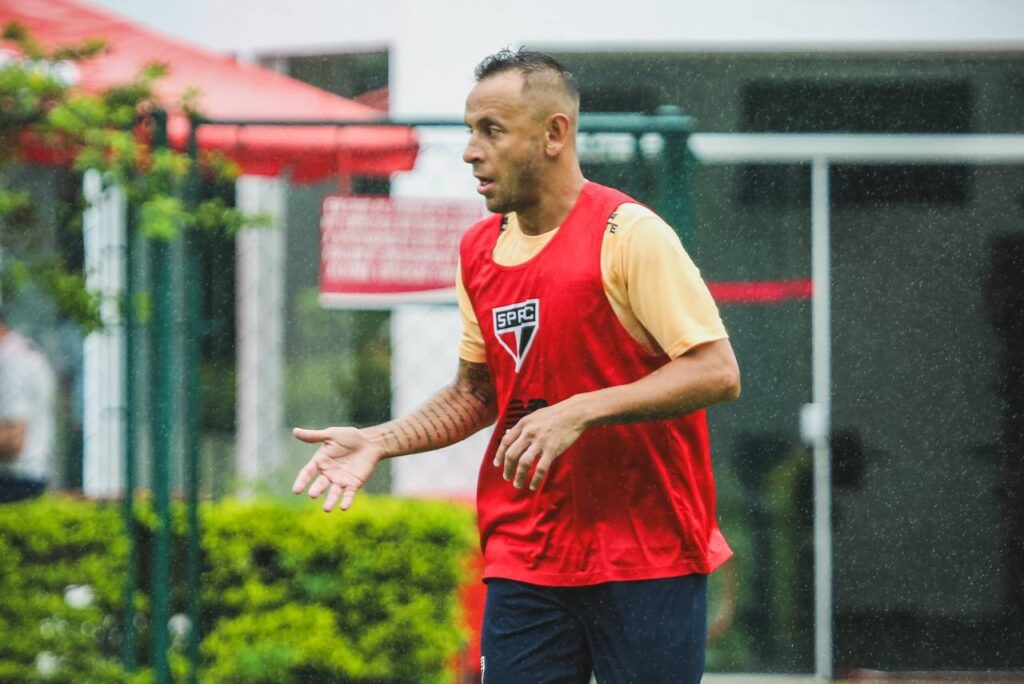 Rafinha cita magoa com Tite e diz que técnico "faltou com a palavra"