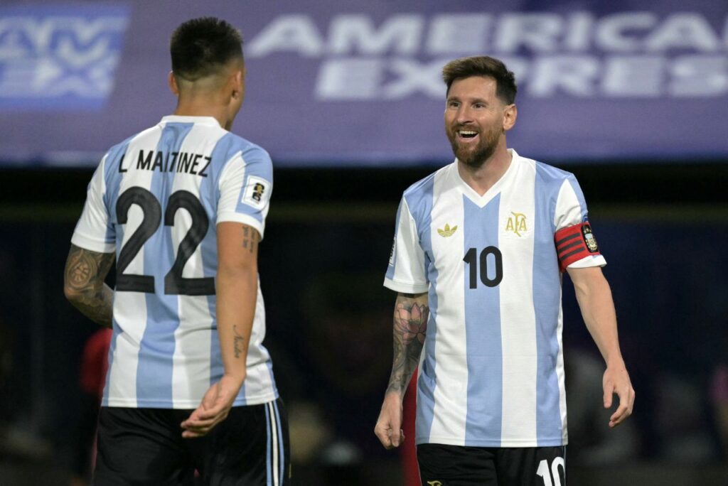 Lautaro Martínez faz golaço e mantém Argentina na liderança das Eliminatórias