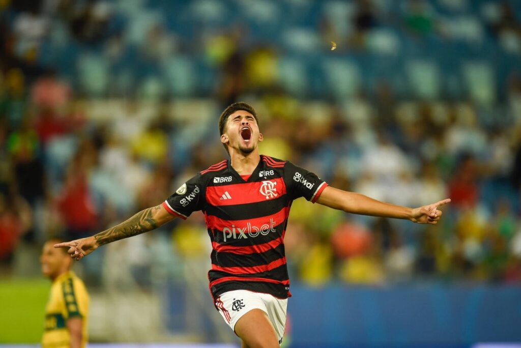 Flamengo marca no fim e vence Cuiabá de virada fora de casa; veja lances