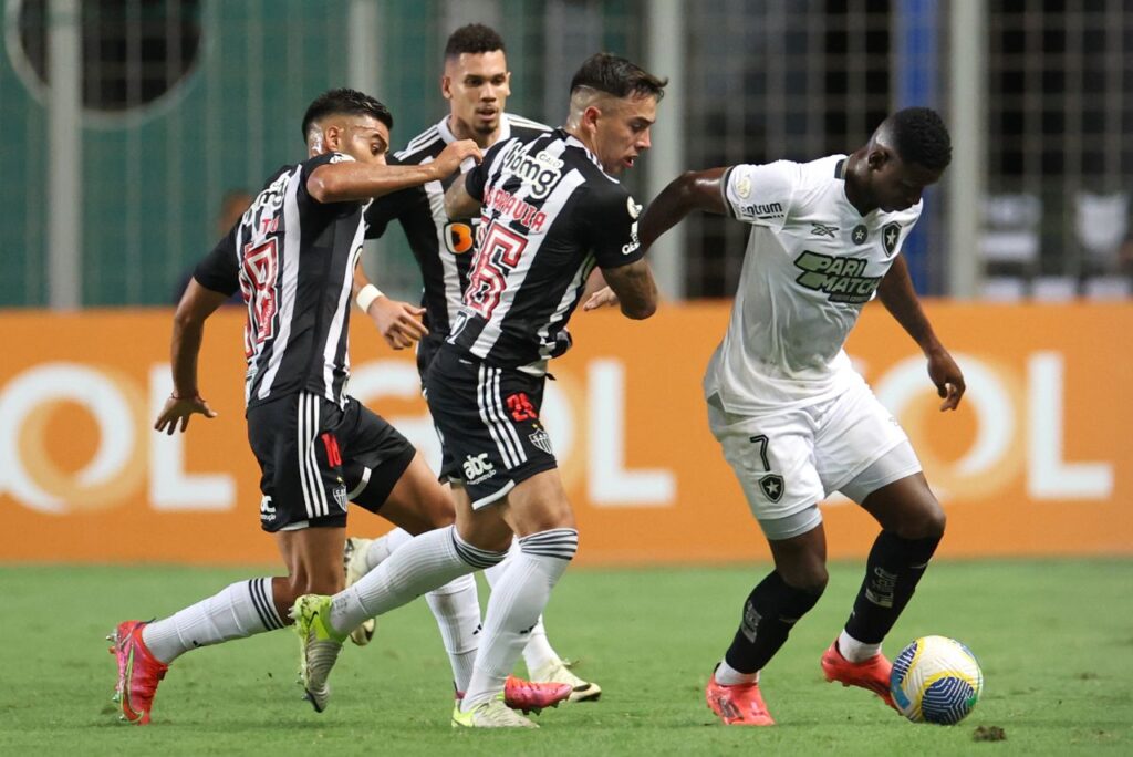 Com um a mais, Botafogo tropeça diante do Atlético-MG e perde vantagem na liderança