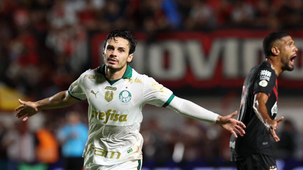 O jogador Raphael Veiga, da SE Palmeiras, comemora seu gol contra a equipe do Atlético C Goianiense, durante partida válida pela trigésima quinta rodada, do Campeonato Brasileiro, Série A, no Estádio Antônio Accioly. (Foto: Cesar Greco/Palmeiras/by Canon)