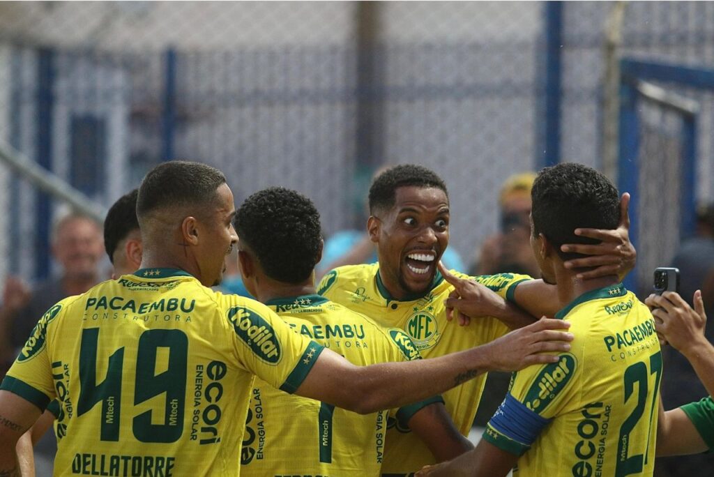 Jogadores do Mirassol comemoram gol em vitória do acesso