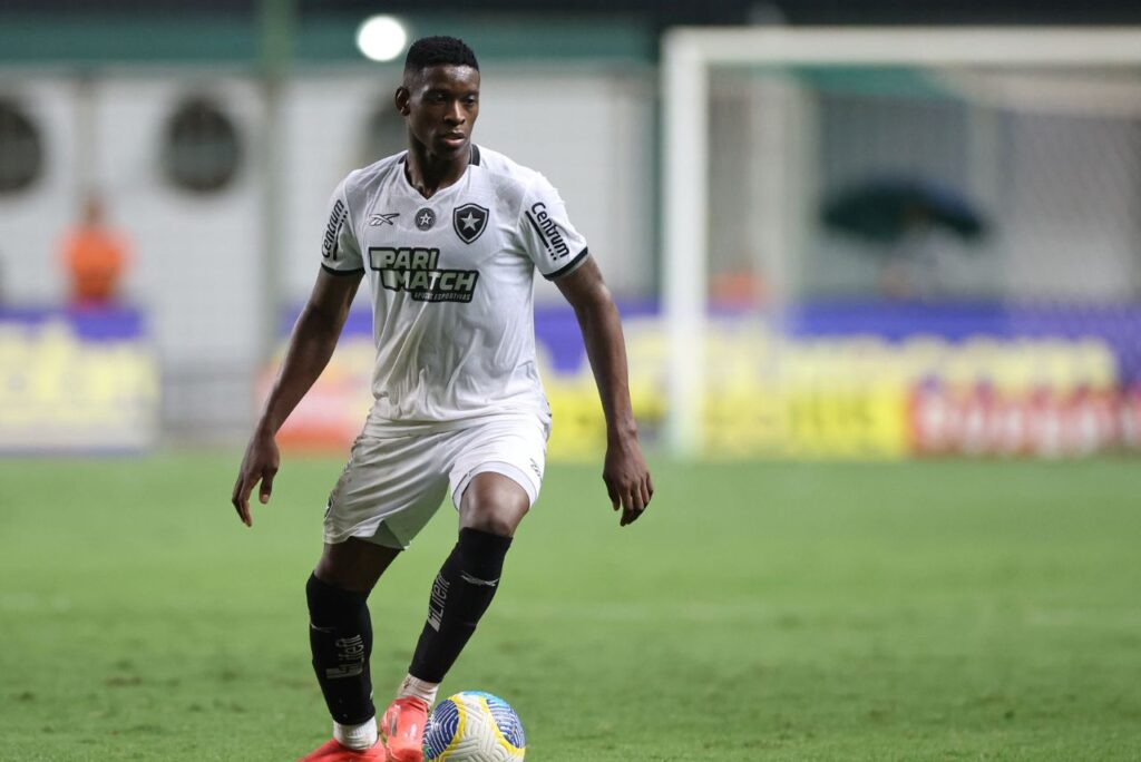 Luiz Henrique, em campo pelo Botafogo