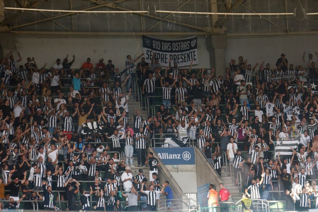 Torcedores do Botafogo no Allianz Parque em 2023