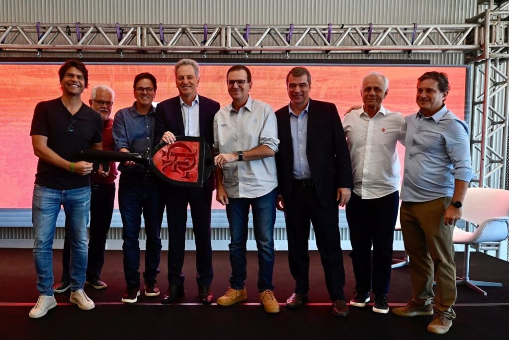 Dirigentes do Flamengo e o prefeito do Rio se reuniram no Salão Nobre da Gávea (Foto: Marcelo Cortes/CRF)